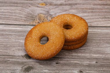 Tatlı ve çıtır çıtır zencefilli kurabiye yığını