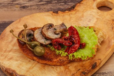 Mantarlı vegan bruschetta ve kuru domates.