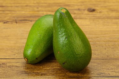 İki olgun egzotik yeşil avokado sebzesi.