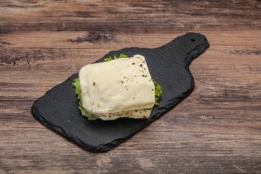 Izgara için naneli Yunan Halloumi peyniri