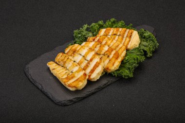 Izgara Yunan haloumi peyniri ve baharat.