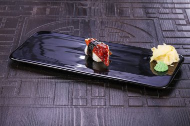 Asya mutfağı - yılan balıklı suşi