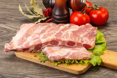 Pişirmek için çiğ domuz eti.