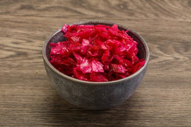 Kasede pancar kökü olan marine edilmiş kırmızı lahana.