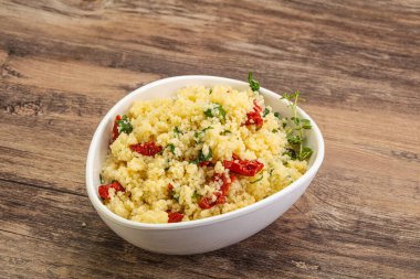 Vejetaryen yemeği - sebzeli kuskus ve maydanoz.