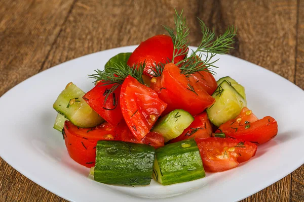 Vårsallad Med Färska Grönsaker Tomat Och Gurka — Stockfoto