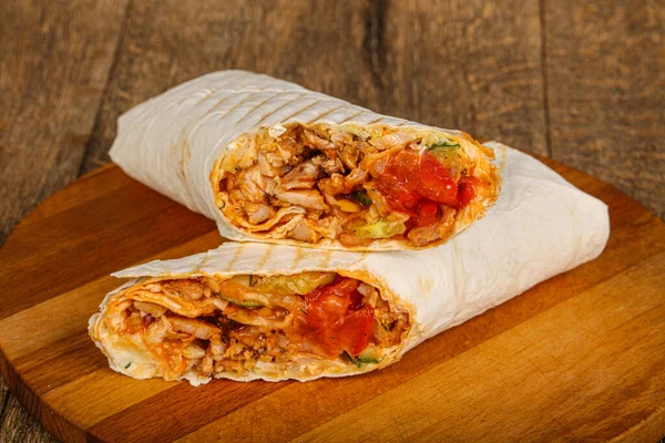 Grillad Shawarma Med Kött Grönsaker Och Sås — Stockfoto