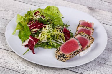 Susamlı taze dilimlenmiş ton balıklı salata.