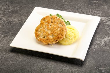 Kıymalı tavuk pirzolası ve patates püresi.