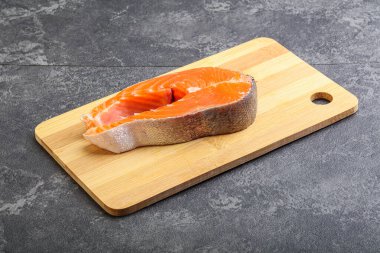 Pişirmek için çiğ somon bifteği.