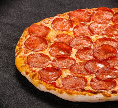 İtalyan geleneksel sosisli pizza.