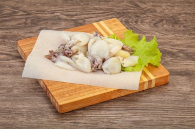 Çiğ deniz ürünleri, güvertede pişirmek için mürekkep balığı.