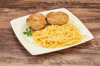 Peynirli spagetti ve ev yapımı tavuk pirzolası.