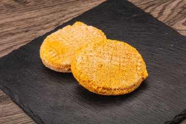 Fırında pişmemiş ev yapımı tavuk pirzolası.