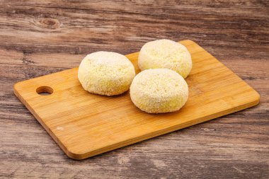 Çiğ patates ezmesi - doldurulmuş patates pirzolası - pişirmek için.