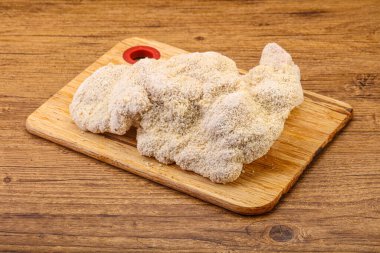 Kızartma için çiğ domuz eti şnitzel.