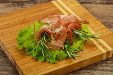 Biberiyeli dilimlenmiş domuz eti.