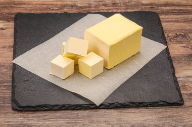 Sütlü doğal sarı tereyağı.