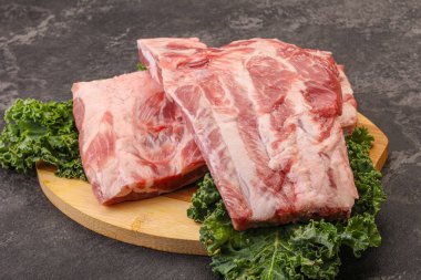 Lezzetli yemek için çiğ domuz kaburgası.