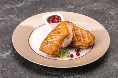 Kızarmış ördek göğsü ve çilek sosu. 