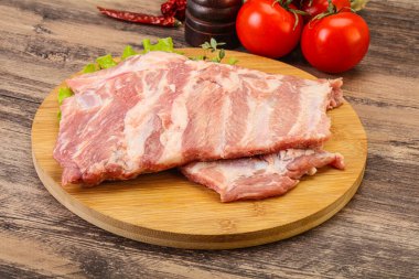 Pişirmek için çiğ domuz eti.