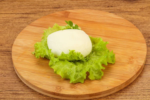 Bola Queijo Mozzarella Italiana Sobre Bordo — Fotografia de Stock