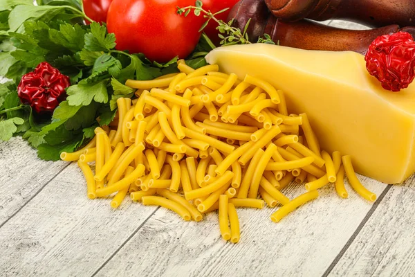 Italiaanse Pasta Rauwe Maccheroni Voor Het Koken Geserveerd Groenten — Stockfoto