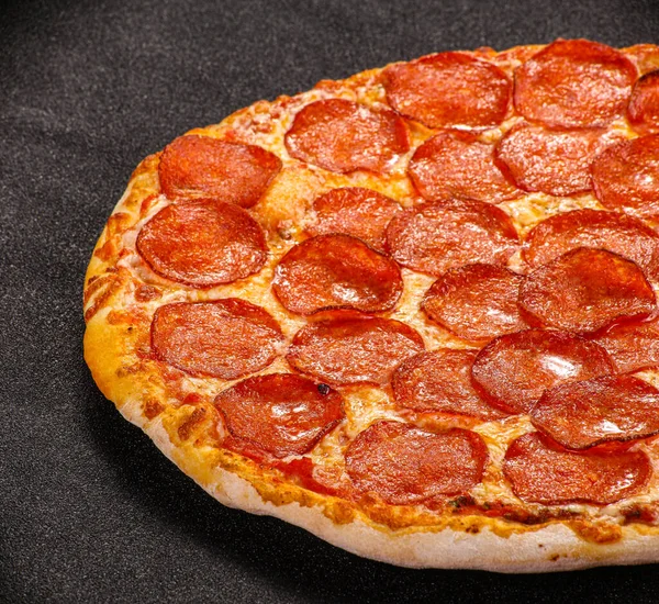 イタリアの伝統的なピザとペパロニソーセージ ストック画像