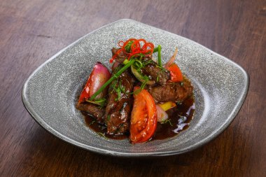 Teriyaki soslu biftek ve domates.