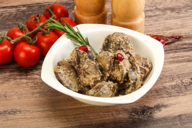 Krema soslu tavuk ciğeri biberiye servis edildi.