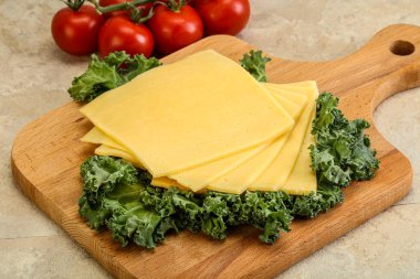 Dilimlenmiş Gauda peyniri.