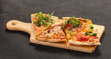 Peynir ve etle dilimlenmiş pizza.