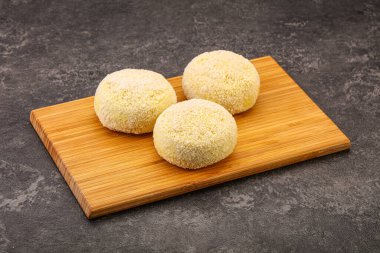 Çiğ patates ezmesi - doldurulmuş patates pirzolası - pişirmek için.