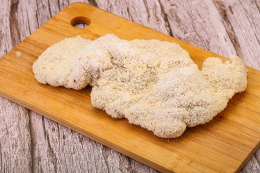 Kızartma için çiğ domuz eti şnitzel.