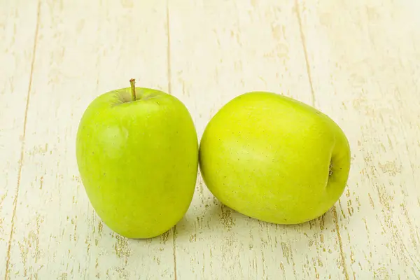 Δύο Ώριμα Πράσινα Γλυκά Νόστιμα Μήλα — Φωτογραφία Αρχείου