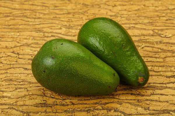 Zwei Reife Exotische Grüne Avocadogemüse — Stockfoto