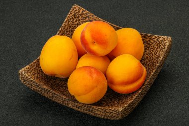 Taze, tatlı, birkaç kayısı meyvesi.