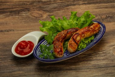 Kızarmış tavuk, beyaz sosis ve ketçap.