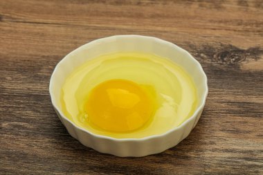 Pişirmek için çiğ tavuk yumurtası.