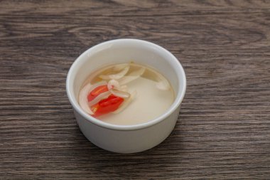 Acı biber ve sarımsaklı Vietnam sirkesi sosu.