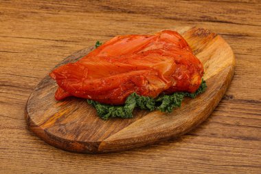 Baharatlı ve otlu füme tavuk göğsü.