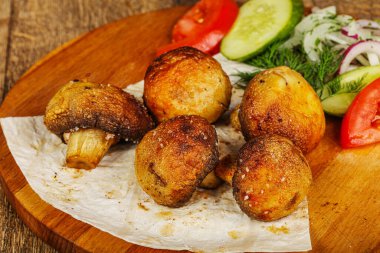 Taze sebze ve soğanlı ızgara şampiyon.