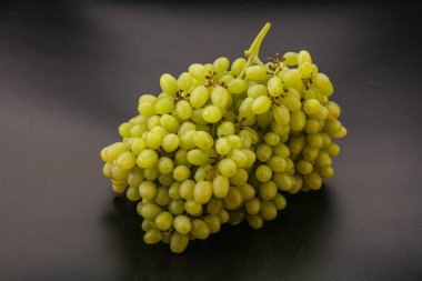 Arka planda tatlı yeşil üzüm dalı