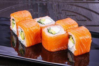 Somon ve soslu geleneksel Japon dürümü.