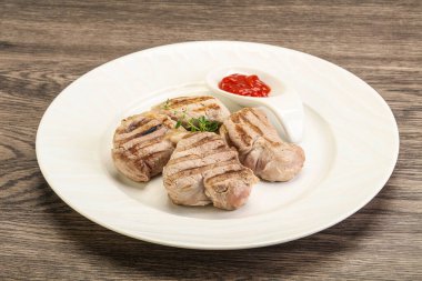 Domates soslu ızgara domuz filetosu kekik servis edilir.