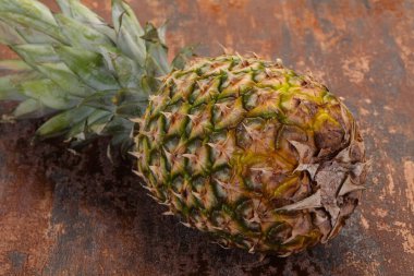 Ahşap arka plan üzerinde olgunlaşmış taze ananas