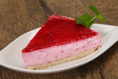 Yumuşak ahududu cheesecake plaka nane servis