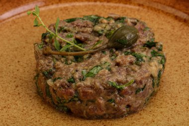 Kaparili çiğ tartar atıştırmalığı.