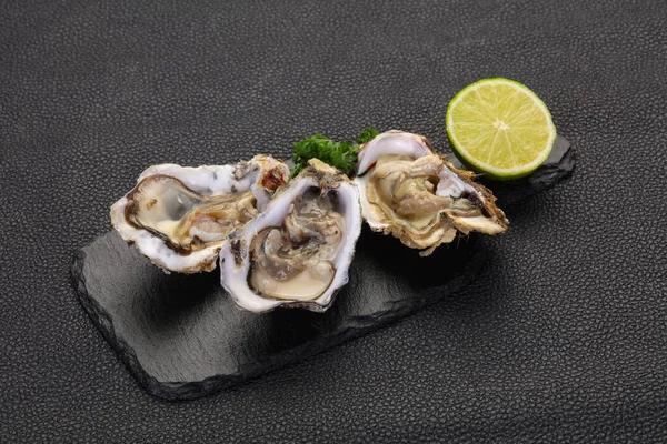 ライムとパセリの新鮮な牡蠣 — ストック写真
