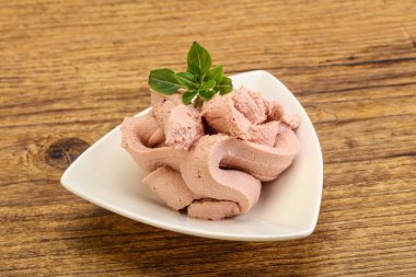 Karaciğer ezmesi kasede fesleğen yaprağı servis edilir.